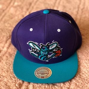 Like New* Hornets Flat Bill